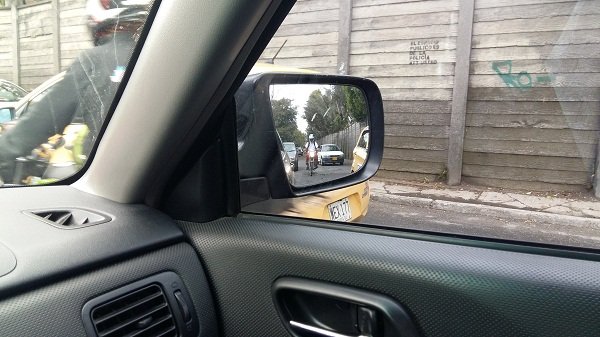 Amigo-motociclista-nunca-adelante-por-la-derecha