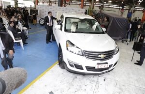 Papamóvil Chevrolet visita planta
