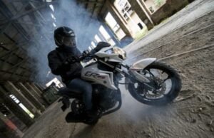 AKT Motos lanza al mercado la CR5 200