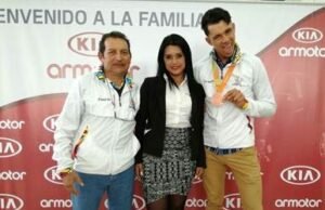KIA hizo la cuarta entrega de vehículo en Bogotá a Néstor Ayala medallista paralímpico