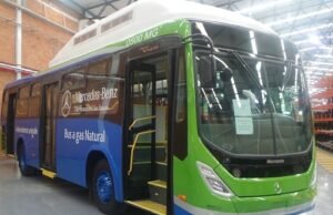 Mercedes-Benz llega a la Costa con su bus a gas