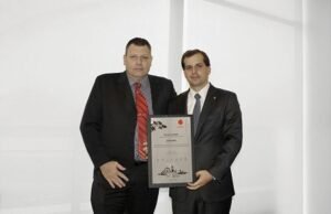 Guy Rodríguez, Vicepresidente de Mercadeo Nissan Latam, entrega Premio “Club Samurai” a DINISSAN