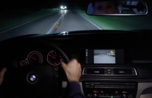 Si viaja de noche, que no se le vaya la luz