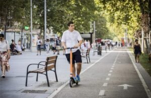 España quiere exigir a los usuarios de patinetas eléctricas el uso de casco y chaleco