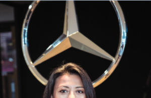 Mujeres que llevan la estrella Mercedes-Benz