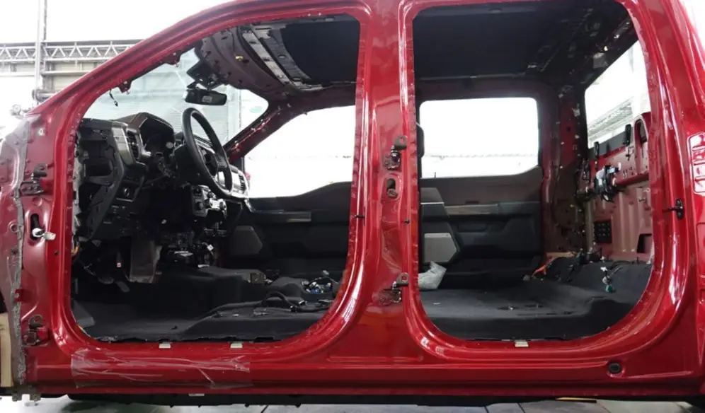 Imagen 3. Marco lateral y cabina de Ford F-150 fabricada en aluminio.Uniones de paneles con adhesivo estructural y remaches
