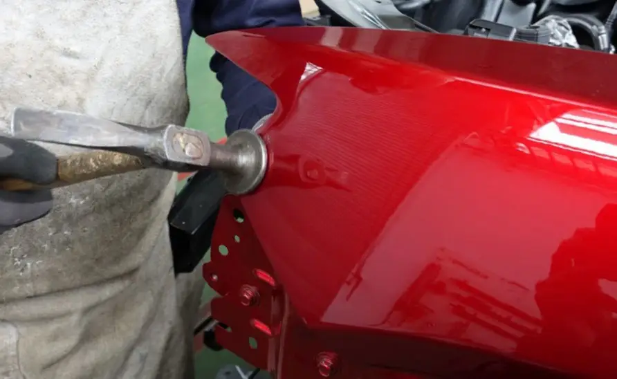 Imagen 4. Proceso de reparación o latonería en guardafango de
