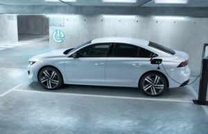 Peugeot presentó su versión híbrida enchufable en el Salón del Automóvil de Shanghái en 2019