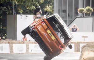 Rompen récord mundial por la vuelta en un automóvil sobre dos ruedas