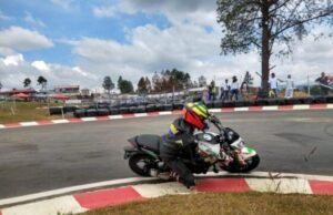 Tres pilotos colombianos en el pódium de moto velocidad