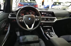 Llega el BMW 320i, el icónico sedán deportivo.