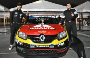 Auto Stok Team sale con la bandera a cuadros en el autódromo de Tocancipá