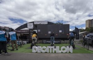Peugeot y Decathlon unen fuerzas por la movilidad sostenible
