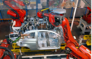 Escasez de repuestos y autopartes impulsa el servicio de reparación y restauración de vehículos en el país