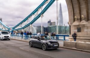 El MINI Cooper SE Convertible electriza Londres en el marco de su lanzamiento global