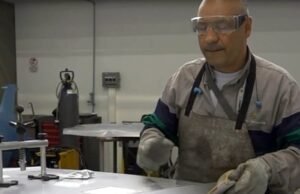 Probamos el equipo para procesos de desabollado en piezas de aluminio