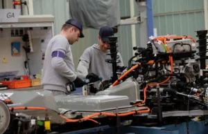 “Behind the scenes” En el montaje de los vehículos electrificados de Peugeot