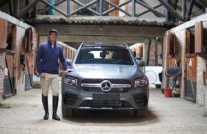Mercedes-Benz hace la entrega oficial de una GLB 200 al embajador de marca Santiago Medina