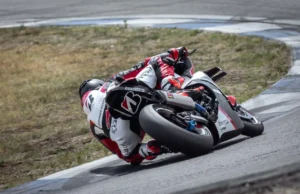 Bridgestone lanza la llanta lisa para moto RACING BATTLAX V03: máximo agarre, precisión y rendimiento en pista