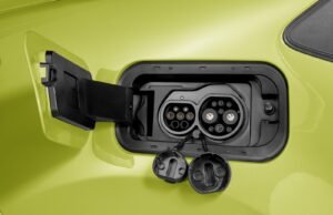 Llega al mercado colombiano el primer automóvil hatchback eléctrico de Auteco Mobility de la marca de JAC Motors