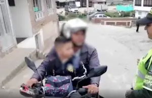 Los niños no deben ser transportados en moto